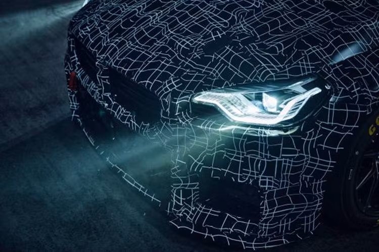 Mẫu xe sở hữu phần cản trước dữ dằn, chắn bùn rộng hơn và dáng vẻ hầm hố của xe thể hiện rõ ràng và phù hợp ngay trên đường đua. Mẫu xe được phát triển dựa trên mẫu xe BMW M2 hiệu suất cao ra mắt vào năm 2016, hiện được trang bị động cơ S58 6 xi-lanh thẳng hàng 3.0 lít tăng áp kép, tạo ra công suất rất ấn tượng 473 mã lực. 