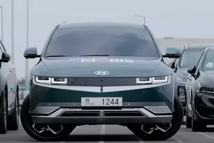 Thực tế, công nghệ e-Corner trên Hyundai Mobion đã từng được hãng giới thiệu trên Ioniq 5 nguyên mẫu vào hồi tháng 1 đầu năm nay. Cụ thể, e-Corner sẽ mang đến 3 tính năng, bao gồm Zero Turn, Pivot Turn và Diagonal Driving, cho xe. Trong đó, Diagonal Driving cho phép bánh xe xoay tối đa 90 độ. Khi đó, 4 bánh có thể ở vị trí vuông góc với thân xe và giúp xe đi ngang như cua bò.