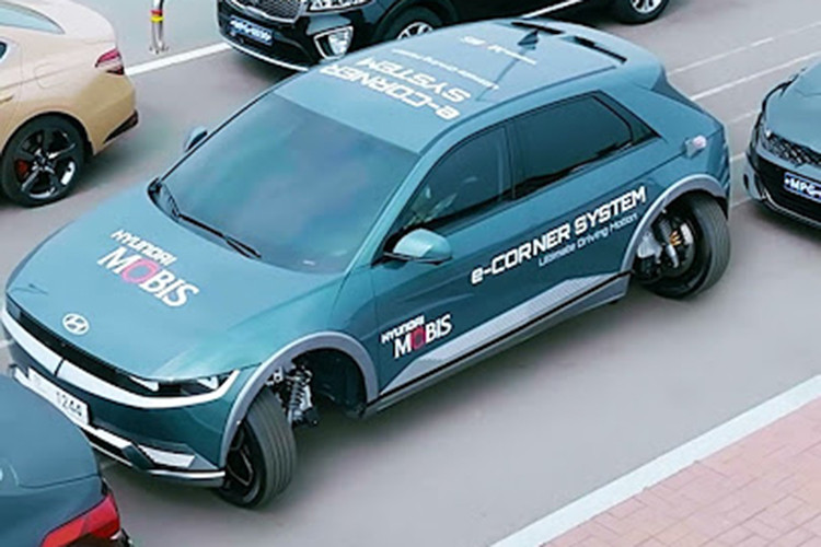 Với tính năng Pivot Turn, 2 bánh trước sẽ giữ nguyên và 2 bánh sau xoay 90 độ. Với tính năng này, xe có thể xoay tròn như một chiếc compa. bên cạnh đó, tính năng Zero Turn, bánh xe sẽ xoay một góc 45 độ và bánh trước ngược hướng với bánh sau. Tính năng này cho phép xe xoay 360 độ tại chỗ.