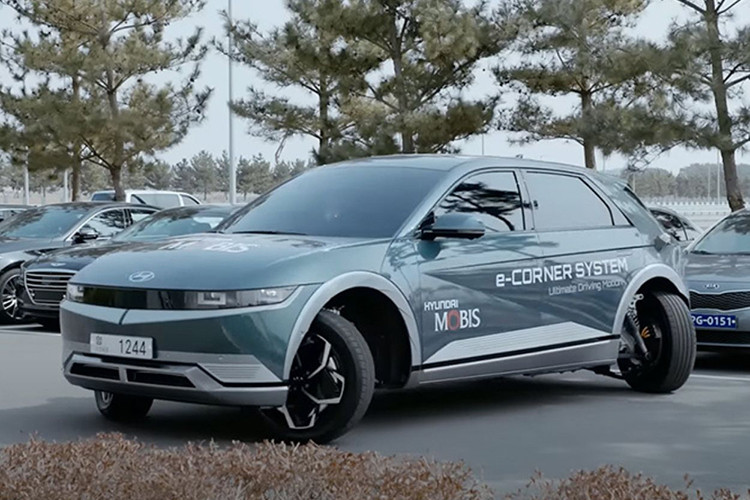 Trước thời điểm triển lãm khai mạc, hãng Hyundai đã tung ra đoạn video ngắn hé lộ về mẫu xe concept này. Điểm nhấn của Mobion nằm ở hệ thống hệ thống e-Corner do chi nhánh Hyundai Mobis phát triển. Đây là chi nhánh chuyên về mảng công nghệ và linh kiện của hãng Hyundai.