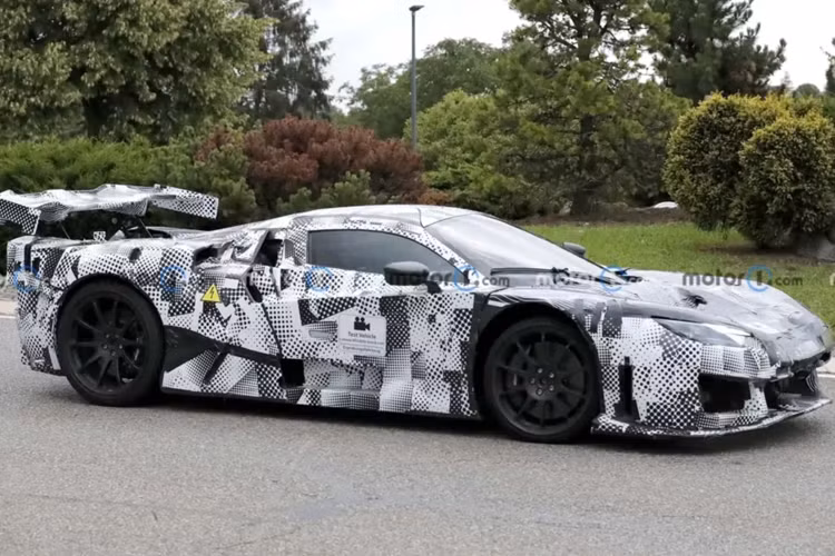 Sau F40, Ferrari không dùng động cơ V12 cho các mẫu siêu xe. Có thể sức mạnh của siêu xe mới này sẽ trang bị động cơ plug-in hybrid twin-turbo V6, được phát triển từ các mẫu 296 GTB, 296 GT3 và chiếc đua 499P.