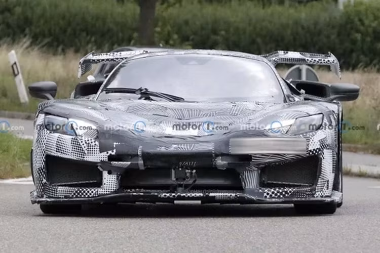 Ferrari đã thừa nhận rằng động cơ V8 tăng áp vượt trội so với động cơ V12 hút khí tự nhiên, nhưng hãng cho rằng động cơ V12 có tính cảm xúc hơn. Hồi tháng 5/2021, Ferrari hứa hẹn về động cơ V12 mạnh mẽ, vượt qua công suất 830 mã lực trên chiếc 812 Superfast và Daytona SP3.