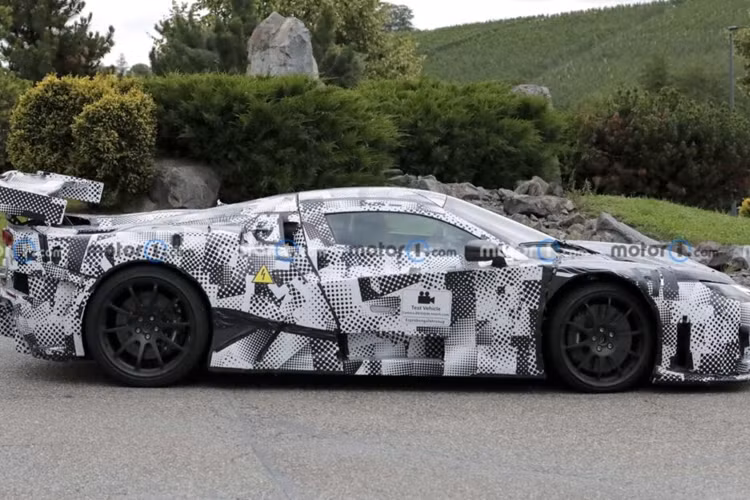 Ferrari dự kiến sẽ sản xuất 599 xe biến thể coupe, 199 xe biến thể convertible và 30 xe mẫu XX hạng nặng; tổng cộng là 828 xe. Có thể, năm 2024 chỉ có bản Coupe được ra mắt và kế hoạch sản xuất sẽ bắt đầu cuối năm.