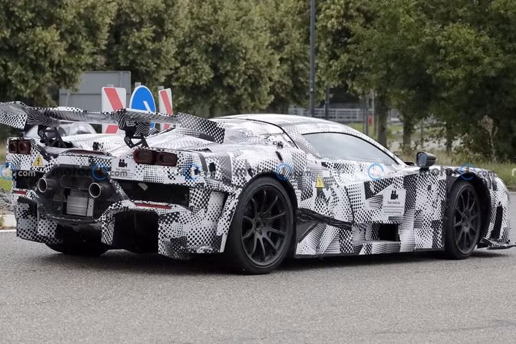 Trong cuộc họp với các chuyên gia thống kê, phân tích, CEO của Ferrari – Benedetto Vigna cho biết nhân viên sẽ được thưởng khoảng 13.500 euro (khoảng 14.700 USD) sau năm 2023 nhờ vào việc Ferrari đạt kỷ lục doanh số bán hàng.