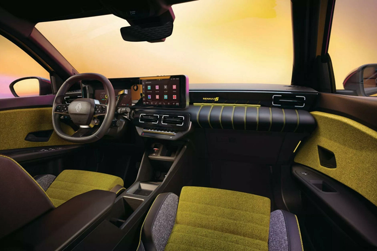 Khi bấm chìa khóa mở cửa, đèn xe sẽ nhấp nháy chào mừng, thể hiện triết lý “giao diện nhân bản hóa” mà hãng xe Pháp đặt ra. Đèn hậu bố trí theo chiều dọc được kết nối bằng một chi tiết trang trí màu đen và có phần mở rộng tinh tế từ các tấm ốp bên, nhằm nâng cao hiệu quả khí động học của chiếc hatchback cỡ nhỏ.