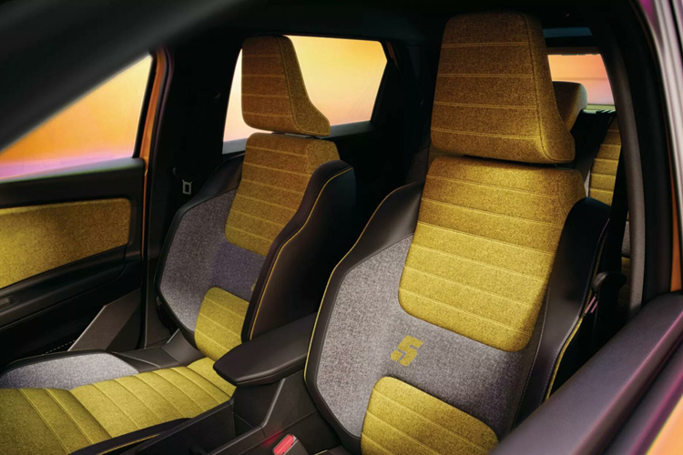 Điểm nhấn đáng chú ý nhất thuộc về bảng đồ họa được đặt ngay phía trên nắp ca-pô, đây là chi tiết lấy cảm hứng từ các khe hút gió độc đáo trên nguyên bản Renault 5 1972. Chi tiết này có thể phát sáng khi xe đang sạc và hiển thị mức sạc của pin. Khi pin đầy, màn hình LED sẽ hiển thị con số 5.