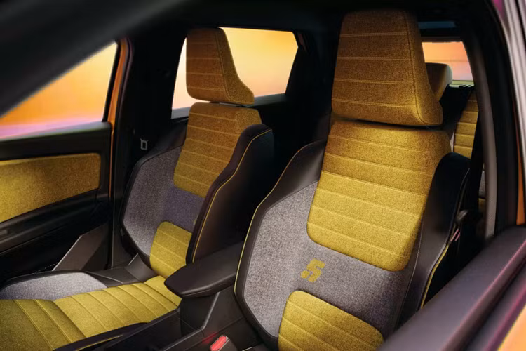 Điểm nhấn đáng chú ý nhất thuộc về bảng đồ họa được đặt ngay phía trên nắp ca-pô, đây là chi tiết lấy cảm hứng từ các khe hút gió độc đáo trên nguyên bản Renault 5 1972. Chi tiết này có thể phát sáng khi xe đang sạc và hiển thị mức sạc của pin. Khi pin đầy, màn hình LED sẽ hiển thị con số 5.