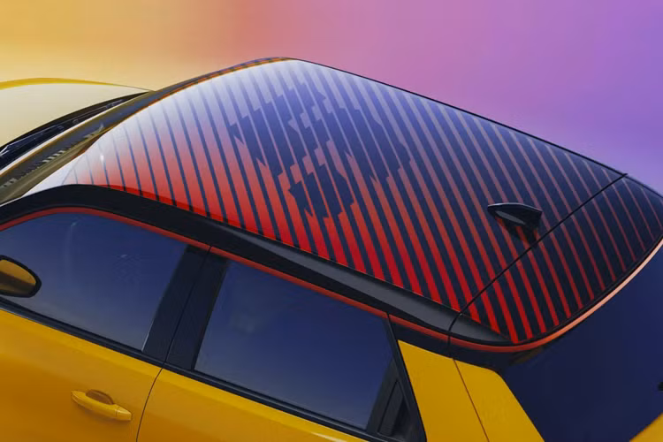 Chiếc hatchback điện cỡ nhỏ với 2 hàng ghế/5 chỗ ngồi này còn được các kỹ sư của Renault hứa hẹn khả năng bám đường tối ưu và cảm giác lái dẫn đầu phân khúc, tương đương với các loại xe lớn hơn. Điều này đạt được nhờ vào hệ thống treo sau đa liên kết, trọng tâm thấp và kích cỡ nhỏ gọn, khiến nó trở nên “cực kỳ lanh lẹ”.