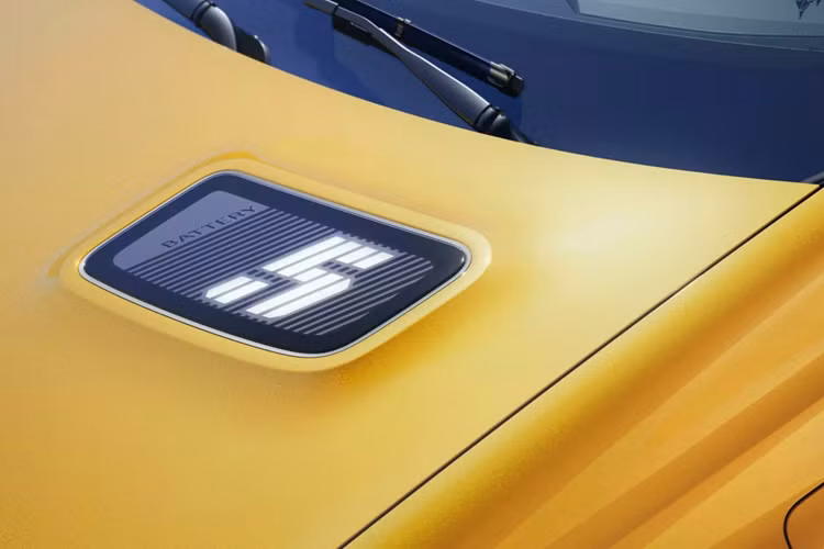 Ngoại thất Renault 5 E-Tech kế thừa tinh thần của mẫu xe cổ điển 1972 cũng như bản concept 2021. Bộ mâm giữ nguyên vẻ táo bạo, các cụm đèn chiếu sáng tinh tế ở cả phía trước và đằng sau xe, trong khi các trụ được làm dày hơn, còn gương và tay nắm cửa đều là kiểu thông thường.