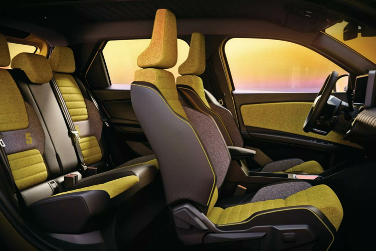 Xe có chiều dài chỉ 3,92 mét. Số lượng tùy chọn màu sơn ngoại thất rất phong phú và đa dạng. Đồ họa LED trên đèn pha được thiết kế giống với đồng tử của mắt người, lấy cảm hứng từ một quảng cáo cổ điển của Renault 5 1972.