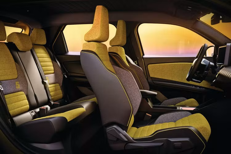 Xe có chiều dài chỉ 3,92 mét. Số lượng tùy chọn màu sơn ngoại thất rất phong phú và đa dạng. Đồ họa LED trên đèn pha được thiết kế giống với đồng tử của mắt người, lấy cảm hứng từ một quảng cáo cổ điển của Renault 5 1972.