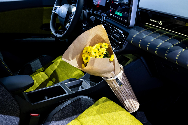 Các tính năng đáng chú ý khác bao gồm vô lăng đa chức năng, hoàn chỉnh với nút khởi động nổi bật và vải dệt hiện đại được sử dụng xung quanh cabin bằng vật liệu tái chế và có nguồn gốc sinh học.