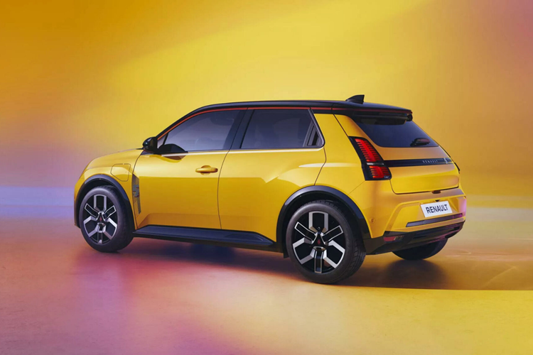 Quá trình phát triển Renault 5 E-Tech chạy điện chỉ kéo dài 3 năm, được thực hiện dựa trên nền tảng khung gầm AmpR Small – một phiên bản tối ưu theo hướng điện hóa của nền tảng CMF-B từng được dùng cho các mẫu xe quen thuộc như Clio hay Captur.