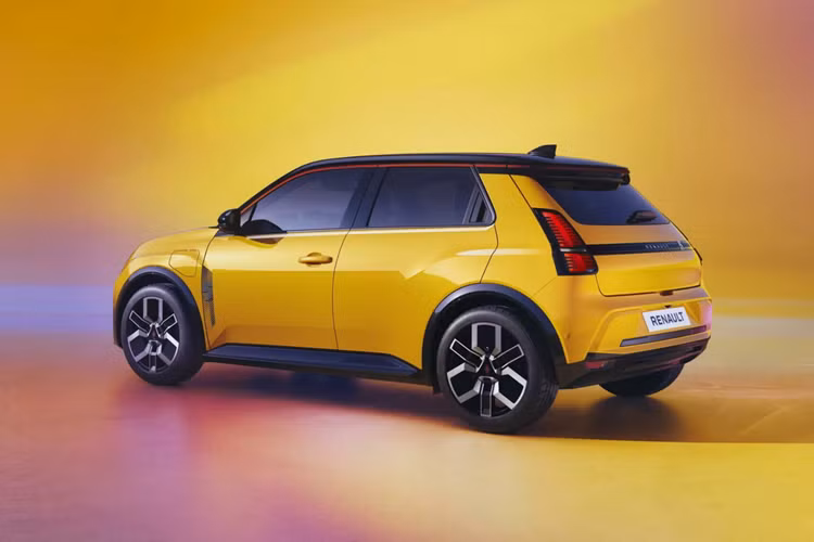 Quá trình phát triển Renault 5 E-Tech chạy điện chỉ kéo dài 3 năm, được thực hiện dựa trên nền tảng khung gầm AmpR Small – một phiên bản tối ưu theo hướng điện hóa của nền tảng CMF-B từng được dùng cho các mẫu xe quen thuộc như Clio hay Captur.