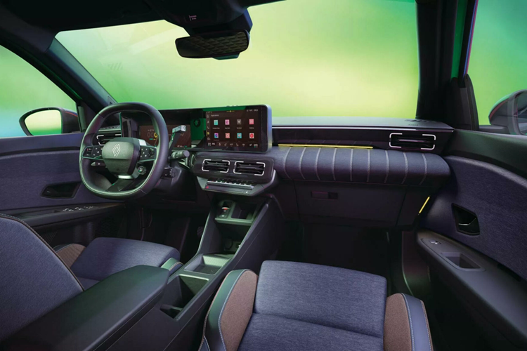 Nội thất của Renault 5 E-Tech pha trộn công nghệ hiện đại với các yếu tố cổ điển và màu sắc rực rỡ gợi nhớ đến mẫu xe nguyên bản cách đây nhiều thập kỷ. 2 màn hình cảm ứng 10,1 inch trải dài từ sau vô-lăng qua đến chính giữa táp-lô, vừa là bảng đồng hồ vừa hiển thị thông tin giải trí.