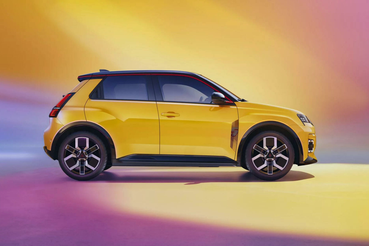 Ý tưởng về Renault 5 thế hệ mới từng được hãng xe Pháp thể hiện bằng một bản concept vào năm 2021 và đến nay đã truyền tải hầu như nguyên vẹn đến chiếc xe hoàn thiện. Renault 5 E-Tech cũng là sản phẩm đầu tay của Ampere – đơn vị chuyên làm xe điện trực thuộc Renault.