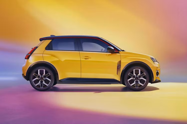 Ý tưởng về Renault 5 thế hệ mới từng được hãng xe Pháp thể hiện bằng một bản concept vào năm 2021 và đến nay đã truyền tải hầu như nguyên vẹn đến chiếc xe hoàn thiện. Renault 5 E-Tech cũng là sản phẩm đầu tay của Ampere – đơn vị chuyên làm xe điện trực thuộc Renault.