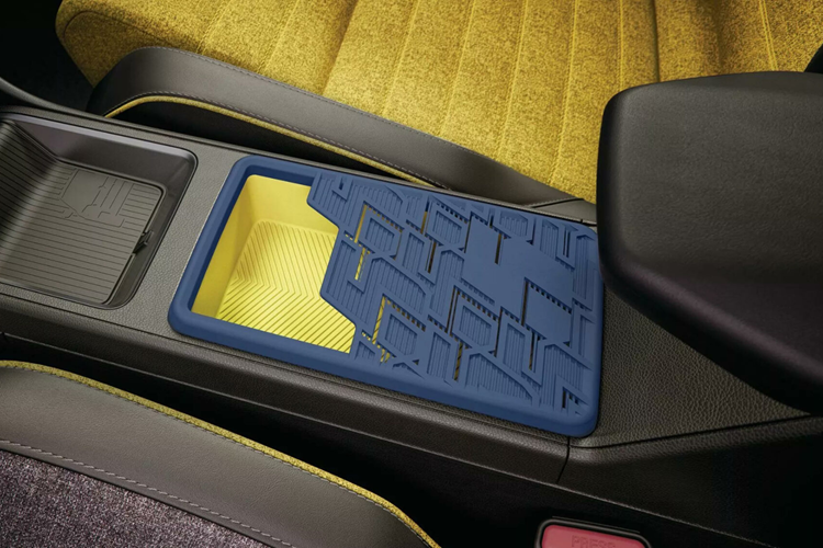 Phần mềm điều khiển xe OpenR Link dựa trên nền tảng Android được Google tùy biến riêng cho Renault, có thể lưu trữ hơn 50 ứng dụng và hỗ trợ người lái thông qua trợ lý AI có tên “Reno”. Trang bị an toàn bao gồm Hệ thống hỗ trợ người lái chủ động là hệ thống ADAS cấp 2.