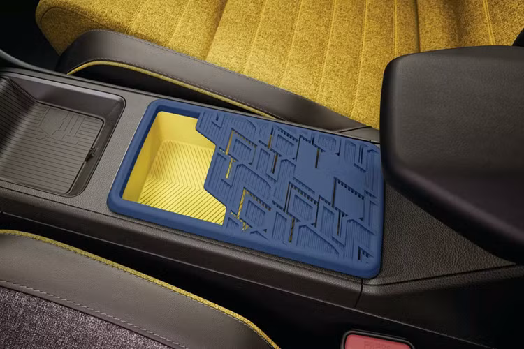 Phần mềm điều khiển xe OpenR Link dựa trên nền tảng Android được Google tùy biến riêng cho Renault, có thể lưu trữ hơn 50 ứng dụng và hỗ trợ người lái thông qua trợ lý AI có tên “Reno”. Trang bị an toàn bao gồm Hệ thống hỗ trợ người lái chủ động là hệ thống ADAS cấp 2.