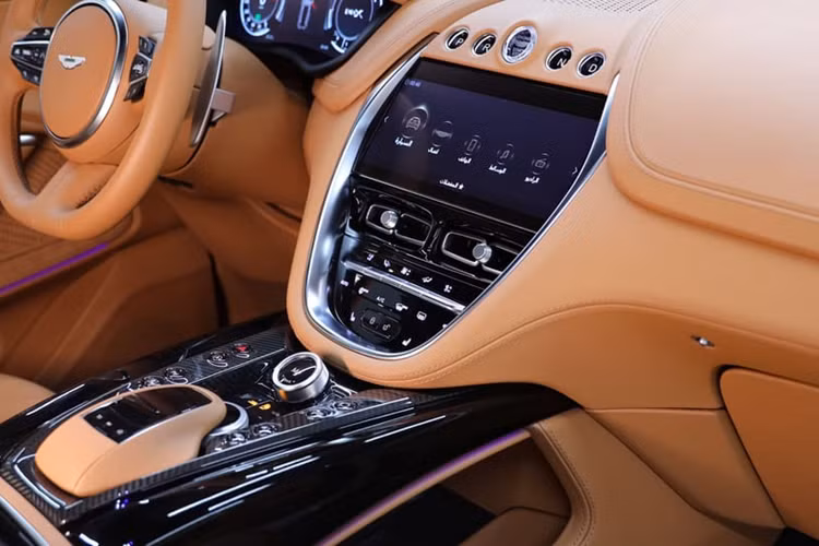 So với Aston Martin DBX, dòng xe Aston Martin DBX707 có nhiều sự khác biệt ở ngoại hình, trang bị nội thất và điểm khen chính là việc khối động cơ mang mã M177 đã được thông nòng, giúp Aston Martin DBX707 trở thành 1 trong các chiếc xe SUV nhanh nhất thế giới hiện nay.