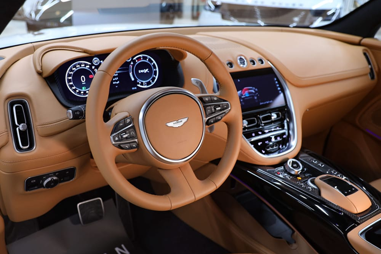 Khác với 3 chiếc xe Aston Martin DBX707 về nước trước đó, mẫu xe mới xuất hiện có ngoại thất màu trắng, cùng vô số chi tiết sơn đen và carbon như cản trước/sau, nẹp sườn, vỏ gương, nóc xe hay bộ mâm 5 chấu kép cỡ lớn, sơn 2 màu tương phản, cùng kẹp phanh màu đỏ.