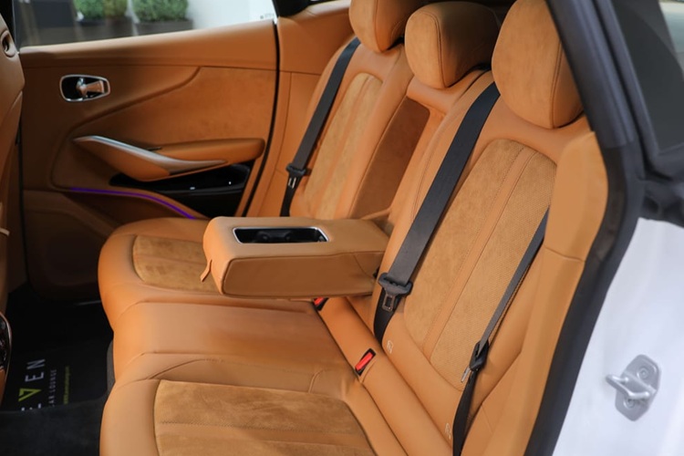 Giá xe Aston Martin DBX707 chính hãng đang bán ra tại Việt Nam từ 21,8 tỷ đồng, mức giá này đã có 2 lần điều chỉnh, ban đầu hãng đưa ra giá tận 23,8 tỷ đồng, sau đó hãng đưa ra giá bán 20,8 tỷ đồng và lần chốt giá gần nhất là từ 21,8 tỷ đồng.