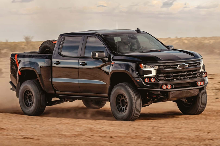 Siêu bán tải Chevy Silverado độ Fox Factory có công suất 700 mã lực và hệ thống treo “khủng” giúp tăng khả năng vượt địa hình, biến Silverado trở thành một mẫu xe việt dã hàng đầu.