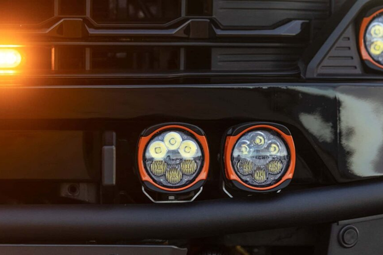 Phần mui xe và các phần vè phía trước được làm bằng sợi carbon, hai bên thùng sau cũng được hoàn thiện với vật liệu tương tự.