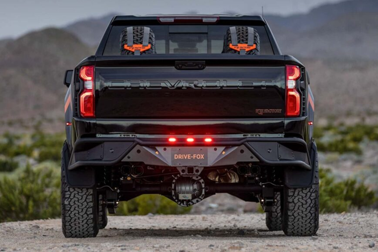 Xe cũng được trang bị hệ thống xả Borla tăng thêm phần mạnh mẽ cho xe. Chiếc xe vẫn sử dụng hộp số tự động 10 cấp của Chevy. Fox nổi tiếng với khả năng nâng cấp các trang bị địa hình, chính vì vậy hãng độ đã loại bỏ hệ thống treo phía sau nguyên bản để thiết lập đa liên kết hành trình dài.