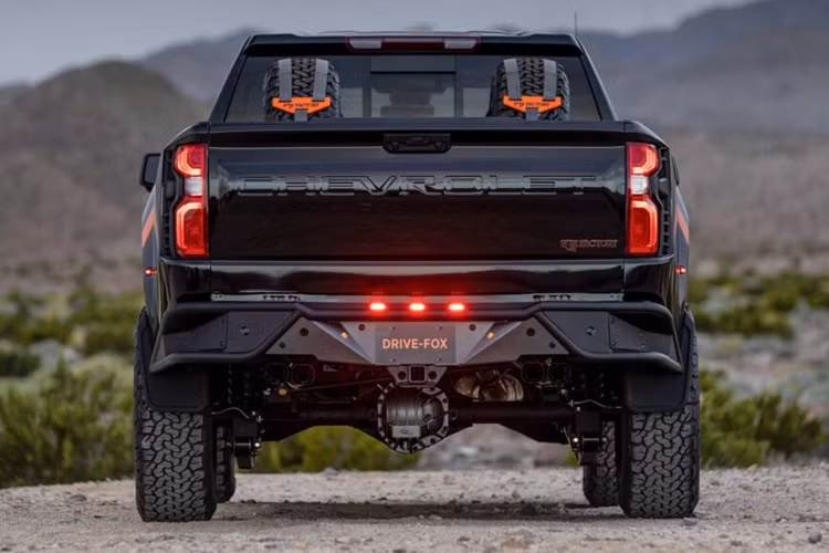 Xe cũng được trang bị hệ thống xả Borla tăng thêm phần mạnh mẽ cho xe. Chiếc xe vẫn sử dụng hộp số tự động 10 cấp của Chevy. Fox nổi tiếng với khả năng nâng cấp các trang bị địa hình, chính vì vậy hãng độ đã loại bỏ hệ thống treo phía sau nguyên bản để thiết lập đa liên kết hành trình dài.