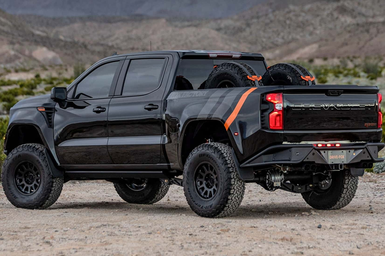 Mức giá xe Chevy Silverado độ theo Fox Factory đây chỉ là dự kiến, tuy nhiên vẫn cao hơn 100.000 Đô so với một chiếc F-150 Raptor R. Với mức giá này, xe sẽ được nâng cấp động cơ với bộ siêu nạp được gắn lên động cơ V8 6.2 lít, nâng công suất lên 700 mã lực và mô-men xoắn đạt mức 868 Nm.