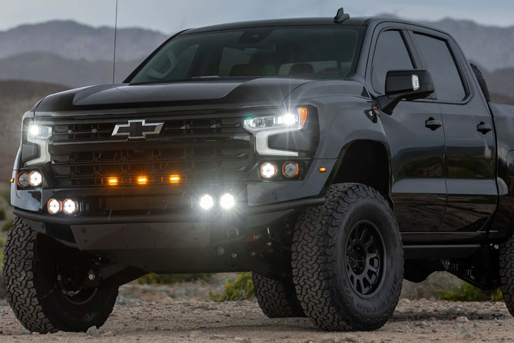 Xe được trang bị lò xo Fox 3.2 và tay đòn bằng nhôm ở phía sau. Ở phía trước, xe được trang bị bộ giảm xóc Fox 3.2 trong với tay đòn chữ A hành trình dài. Đây chính là hệ thống treo bán chủ động điều chỉnh điện tử.