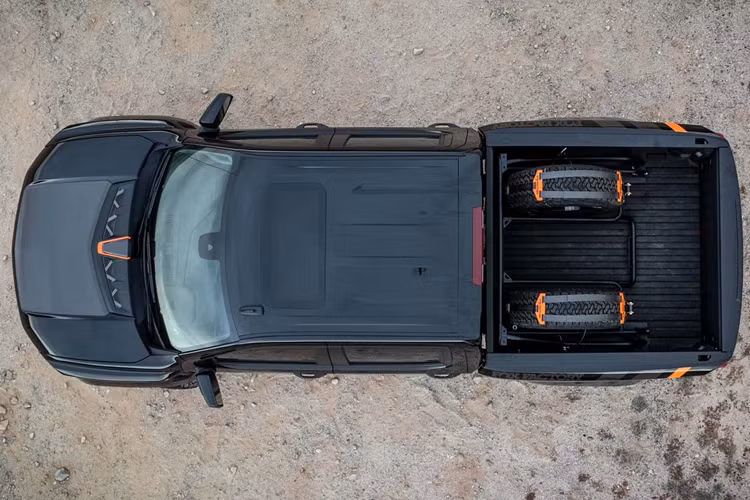 Với trang bị này, Fox Factory hướng tới khả năng kiểm soát và độ ổn định ở tốc độ cao trên đường địa hình cho chiếc siêu bán tải độ. Baja Kits cũng đồng thời cộng tác với Fox Factory để nâng cấp trục Dana 60 và được trang bị Air Locker ARB ở phía sau.