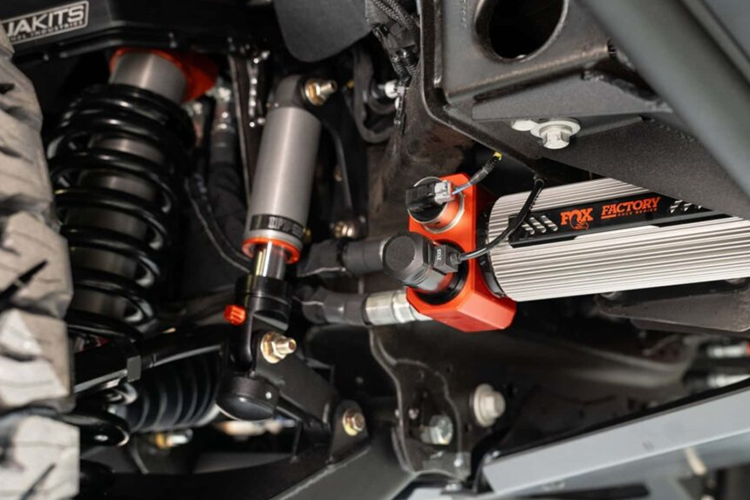 Mẫu xe cũng được trang bị phần cản trước và sau mới có khoảng sáng gầm cao, có nhiều đèn chiếu sáng và nội thất được nâng cấp bằng da Alcantara cùng nhiều chi tiết trang trí bằng vật liệu carbon.