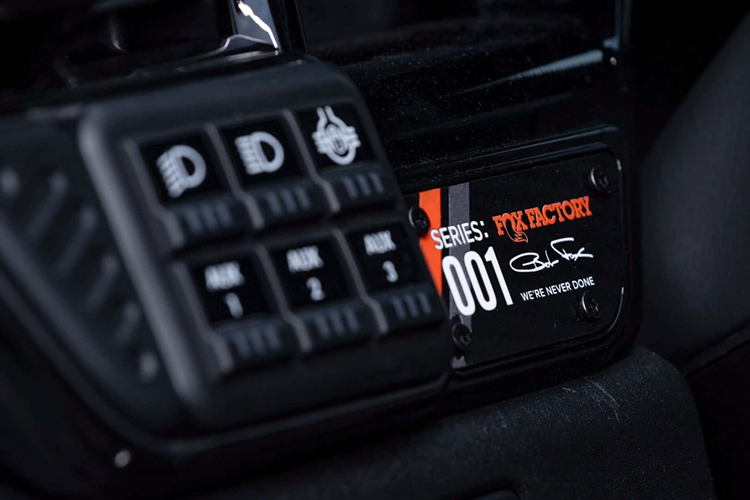 Xe cũng được trang bị bộ mâm xe Method 17 inch đi kèm lốp BFG K02 37 inch. Để phù hợp với những thay đổi về kỹ thuật, Fox Factory bổ sung thêm nhiều nâng cấp về thân xe.