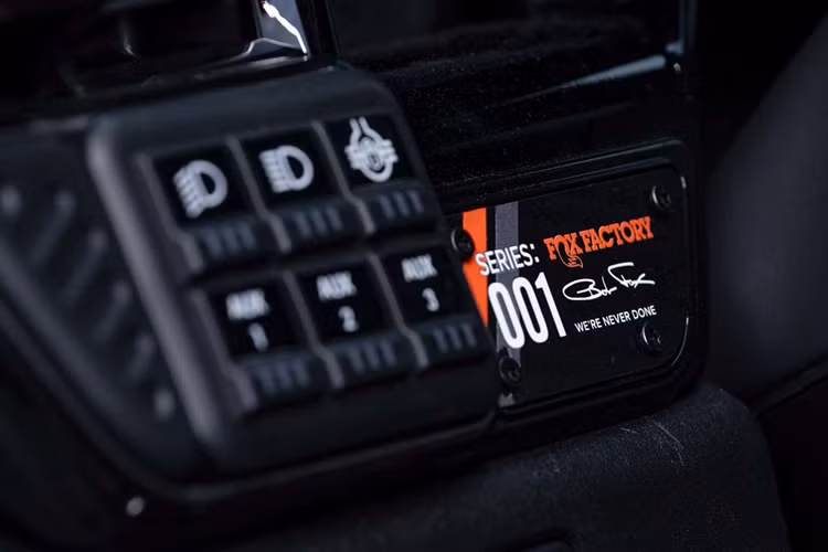 Xe cũng được trang bị bộ mâm xe Method 17 inch đi kèm lốp BFG K02 37 inch. Để phù hợp với những thay đổi về kỹ thuật, Fox Factory bổ sung thêm nhiều nâng cấp về thân xe.
