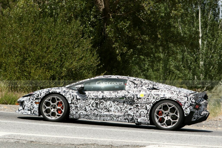 Theo một số phỏng đoán, khoang nội thất xe sẽ có nhiều chi tiết giống với Revuelto. Do đó, người lái xe có thể sẽ nhận được những trang bị như cụm đồng hồ kỹ thuật số 12,3 inch, hệ thống thông tin giải trí 8,4 inch và màn hình hiển thị hành khách phía trước 9,1 inch.