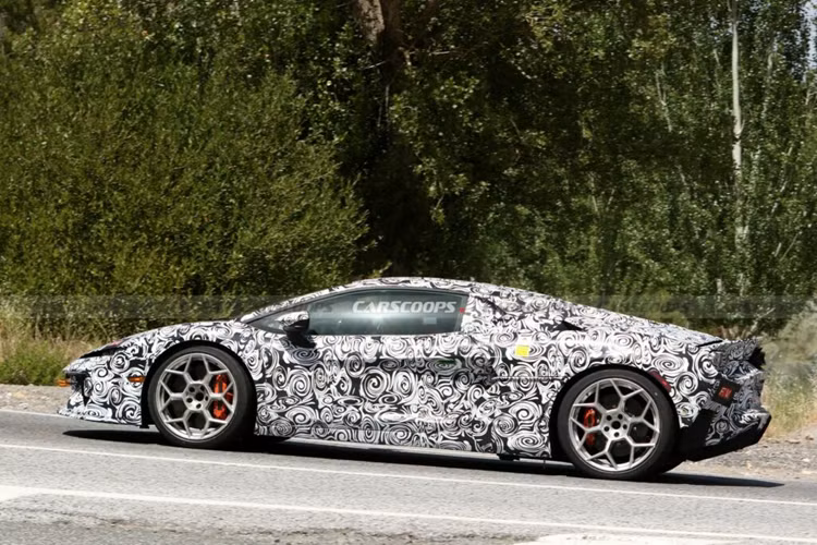 Theo một số phỏng đoán, khoang nội thất xe sẽ có nhiều chi tiết giống với Revuelto. Do đó, người lái xe có thể sẽ nhận được những trang bị như cụm đồng hồ kỹ thuật số 12,3 inch, hệ thống thông tin giải trí 8,4 inch và màn hình hiển thị hành khách phía trước 9,1 inch.