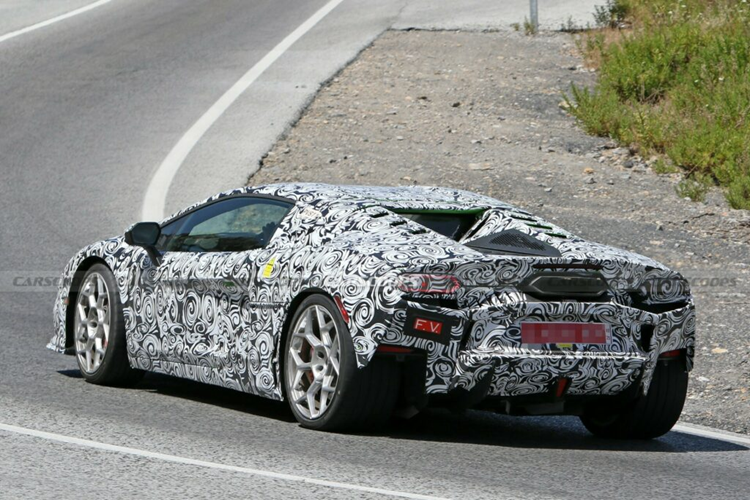 Những chi tiết này có thể sẽ được kết hợp bởi cần số thể thao, các điểm nhấn góc cạnh và vô lăng đáy phẳng. Lamborghini trước đó đã xác nhận chiếc xe này sẽ là một “chiếc xe Hybrid hiệu năng cao” và có động cơ V8 4.0 lít tăng áp kép công suất 789 mã lực, mô-men xoắn cực đại 730 Nm.