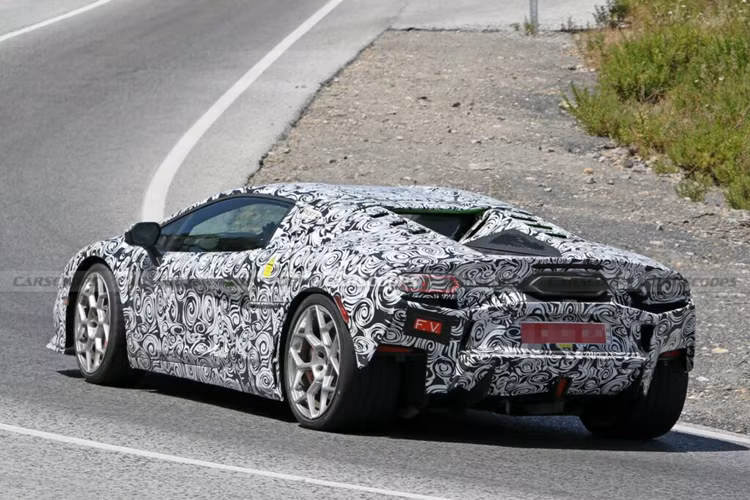 Những chi tiết này có thể sẽ được kết hợp bởi cần số thể thao, các điểm nhấn góc cạnh và vô lăng đáy phẳng. Lamborghini trước đó đã xác nhận chiếc xe này sẽ là một “chiếc xe Hybrid hiệu năng cao” và có động cơ V8 4.0 lít tăng áp kép công suất 789 mã lực, mô-men xoắn cực đại 730 Nm.