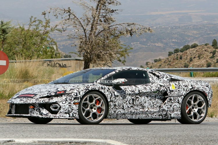 Ở phần đuôi xe, nắp động cơ được thiết kế lõm xuống, tạo một đường nét khác biệt. Phần đuôi xe được nối với nhau bằng các trụ có lỗ thông hơi, ống xả trung tâm rộng và đèn hậu hình lục giác.