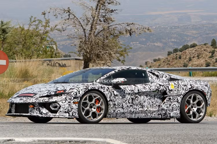 Ở phần đuôi xe, nắp động cơ được thiết kế lõm xuống, tạo một đường nét khác biệt. Phần đuôi xe được nối với nhau bằng các trụ có lỗ thông hơi, ống xả trung tâm rộng và đèn hậu hình lục giác.