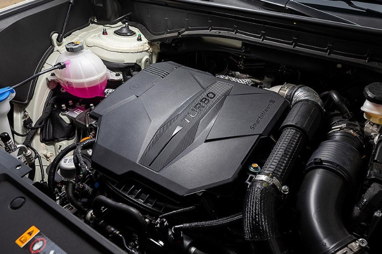 Nhờ đó, xe có thể tăng tốc từ 0-100 km/h trong 8 giây và đạt vận tốc tối đa 210 km/h. Thứ hai là hệ truyền động hybrid Gamma III 1.6T GDI HEV với máy xăng 4 xi-lanh, tăng áp, dung tích 1.6L, đi kèm mô-tơ điện và hộp số tự động 6 cấp.