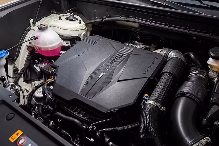 Nhờ đó, xe có thể tăng tốc từ 0-100 km/h trong 8 giây và đạt vận tốc tối đa 210 km/h. Thứ hai là hệ truyền động hybrid Gamma III 1.6T GDI HEV với máy xăng 4 xi-lanh, tăng áp, dung tích 1.6L, đi kèm mô-tơ điện và hộp số tự động 6 cấp.