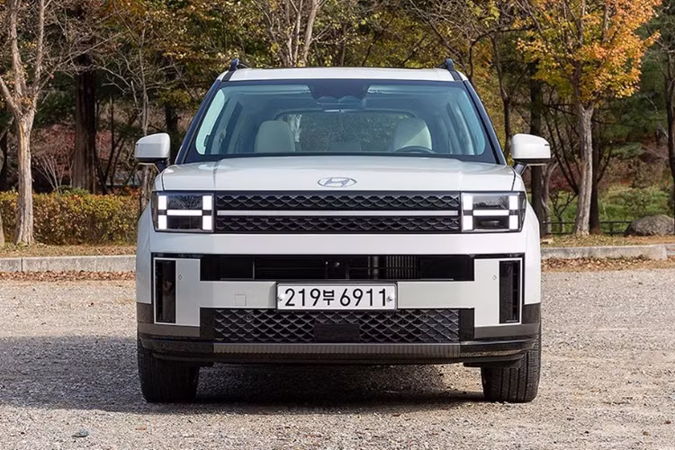 Hyundai SantaFe 2024 ra mắt toàn cầu vào tháng 8/2023, xe gây ấn tượng với ngoại hình vuông vức, khác biệt hoàn toàn so với thiết kế của thế hệ cũ. Xe sở hữu kích thước dài x rộng x cao lần lượt là 4.830 x 1.900 x 1.720 mm và chiều dài cơ sở 2.815 mm.