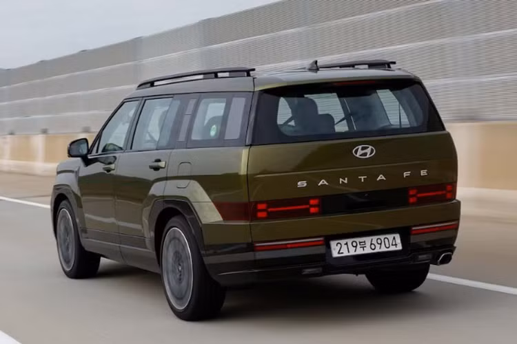 Tản nhiệt bên dưới cũng tạo thành hình chữ H gợi nhớ tới logo hãng. Ở thế hệ mới, logo của SantaFe không còn nằm trong lưới tản nhiệt như cũ mà đưa lên nắp ca-pô. Ngoài ra, xe có thanh đèn chạy ngang song song với viền ca pô.