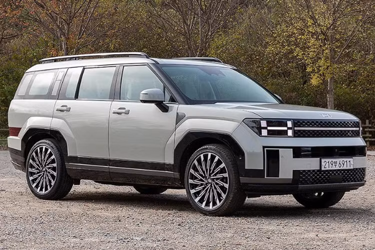 So với bản cũ, bộ khung trên lớn hơn 45 mm và cao hơn 20 mm, khoảng cách giữa 2 trục cũng vượt trội hơn 50 mm. Điều này giúp cho thể tích khoang hành lý xe tăng từ 634 lít lên 725 lít (khi gập hàng ghế thứ 3). Đầu xe Hyundai SantaFe 2024 gây ấn tượng với đèn ban ngày hình chữ H hoàn toàn mới.