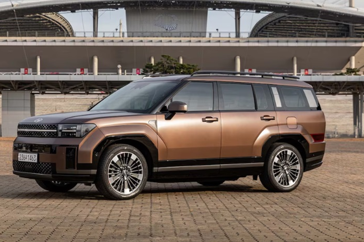 Giao diện hình chữ H tiếp tục xuất hiện phía đuôi xe khi được tạo thành bởi hệ thống đèn hậu. Tuy nhiên thiết kế khu vực này nhìn chung đơn giản hơn phần đầu. Nhìn ngang hông xe, Hyundai SantaFe 2024 có hốc bánh mở rộng, thiết kế vuông vức, mang đến cái nhìn mạnh mẽ, thể thao hơn.