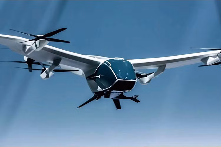 Mặc dù sở hữu chế độ bay tự động, những chuyến bay đầu tiên sẽ được điều khiển bởi những phi công nhằm đảm bảo các hệ thống hoạt động trơn chu.