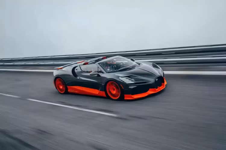 Gói độ World Record Car bao gồm đồ họa Jet Orange ở thân dưới và bánh xe phù hợp, tương phản với ngoại thất carbon đen. Một chủ đề tương tự tiếp tục bên trong cabin với các điểm nhấn màu cam.